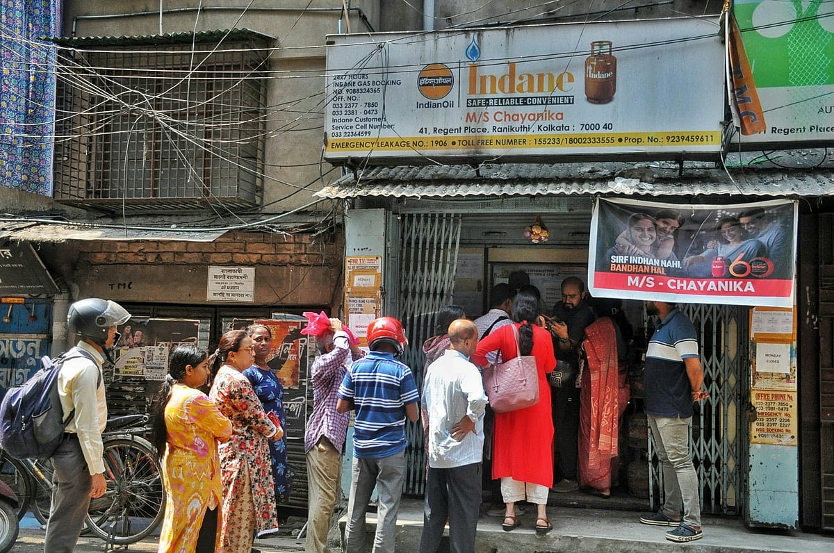 কলকাতার গ্যাসের ডিস্ট্রিউিটরদের দপ্তরে গ্যাস বুকিং করার লাইন