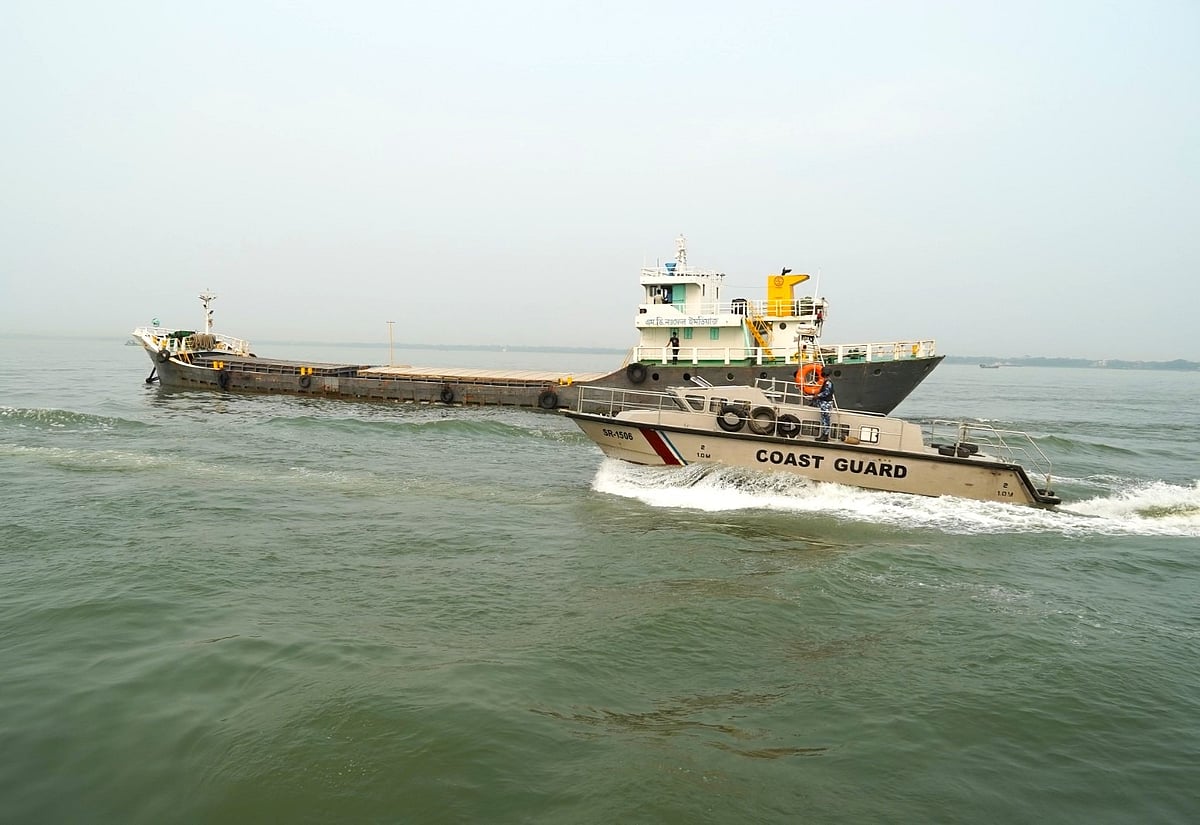 নদীপথে জাহাজের নিরাপত্তা নিশ্চিতে ও অপরাধ দমনে টহল দিচ্ছে কোস্টগার্ডের একটি নৌযান।