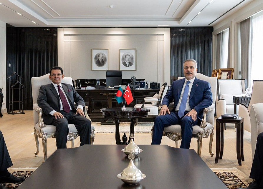 পররাষ্ট্রমন্ত্রী খলিলুর রহমান (বাঁয়ে) আঙ্কারায় তুরস্কের পররাষ্ট্রমন্ত্রী হাকান ফিদানের সঙ্গে দ্বিপক্ষীয় বৈঠক করেন। ঢাকা, ১৪ মার্চ