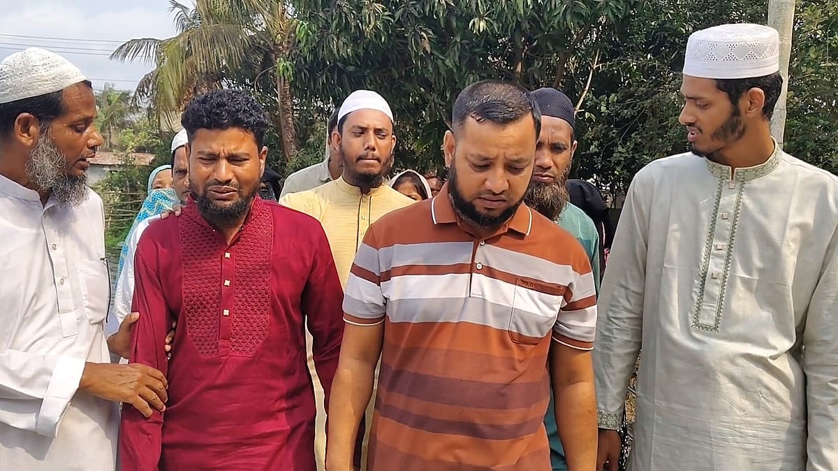 জামাতার কবর জিয়ারত করতে এসে কান্নায় ভেঙে পড়েন শ্বশুর আবদুস সালাম। আজ শনিবার দুপুরে মোংলা কবরস্থানে