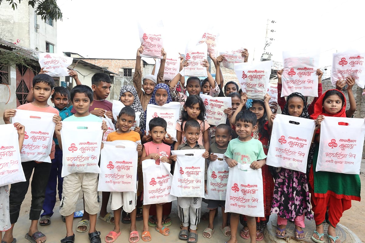 বন্ধুসভা জাতীয় পরিচালনা পর্ষদের উদ্যোগে দেওয়া ঈদ উপহার পেয়ে উচ্ছ্বসিত সুবিধাবঞ্চিত শিশুরা। মিরপুরের কালশীর বাউনিয়া বাঁধ সি–ব্লকের আনন্দ নিকেতন স্কুলে তাদের উপহার দেওয়া হয়। ঢাকা, ১৪ মার্চ