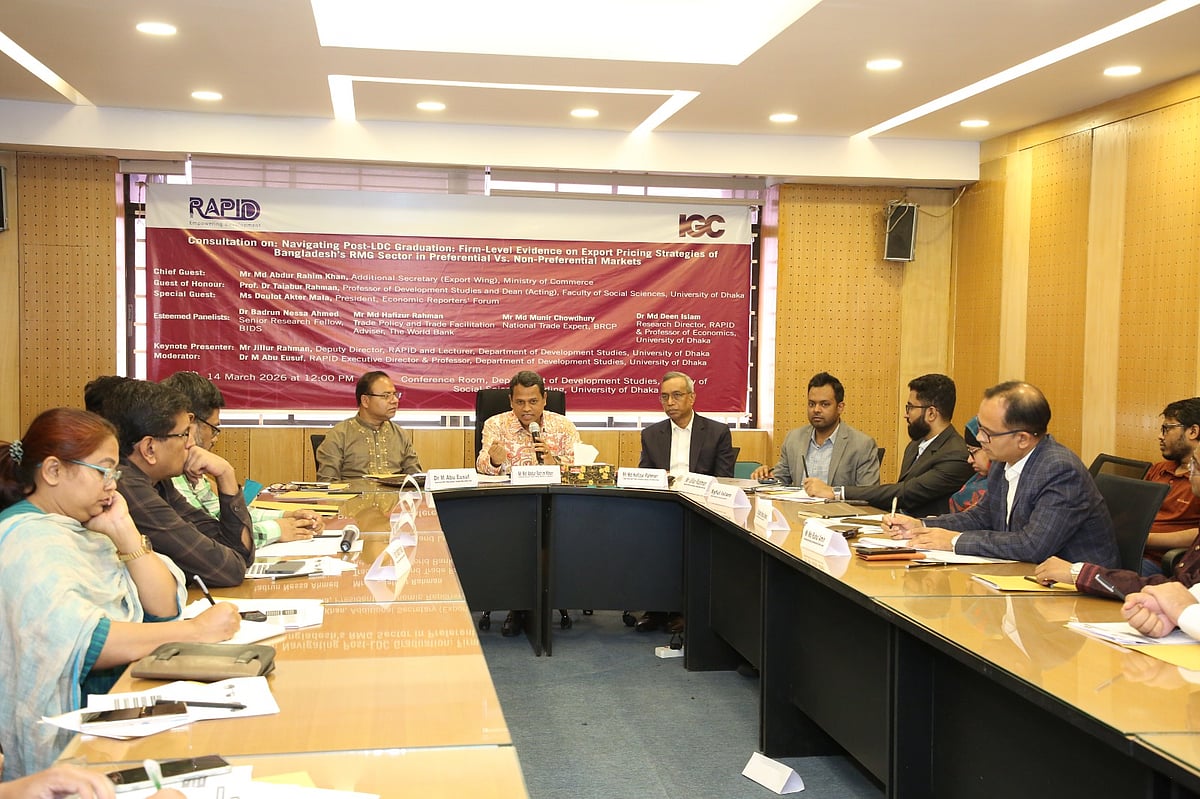 বেসরকারি গবেষণা সংস্থা রিসার্চ অ্যান্ড পলিসি ইন্টিগ্রেশন ফর ডেভেলপমেন্ট (র‌্যাপিড) আয়োজিত ‘তৈরি পোশাকশিল্পে এলডিসি–পরবর্তী প্রভাব’ নিয়ে আয়োজিত পরামর্শ সভায় উপস্থিত অতিথিরা। আজ শনিবার ঢাকা বিশ্ববিদ্যালয়ের সামাজিক বিজ্ঞান অনুষদের উন্নয়ন অধ্যয়ন বিভাগে
