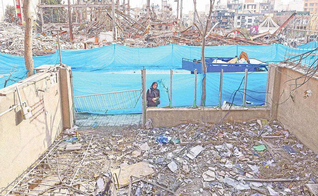 মাথা গোঁজার ঠাঁই ছিল বাড়িটি। ইসরায়েলের নৃশংস হামলায় এখন তা ধ্বংসস্তূপ। নিজের বাড়ির এমন অবস্থা নির্বাক চোখে দেখছেন অসহায় এক নারী। গতকাল ইরানের রাজধানী তেহরানে