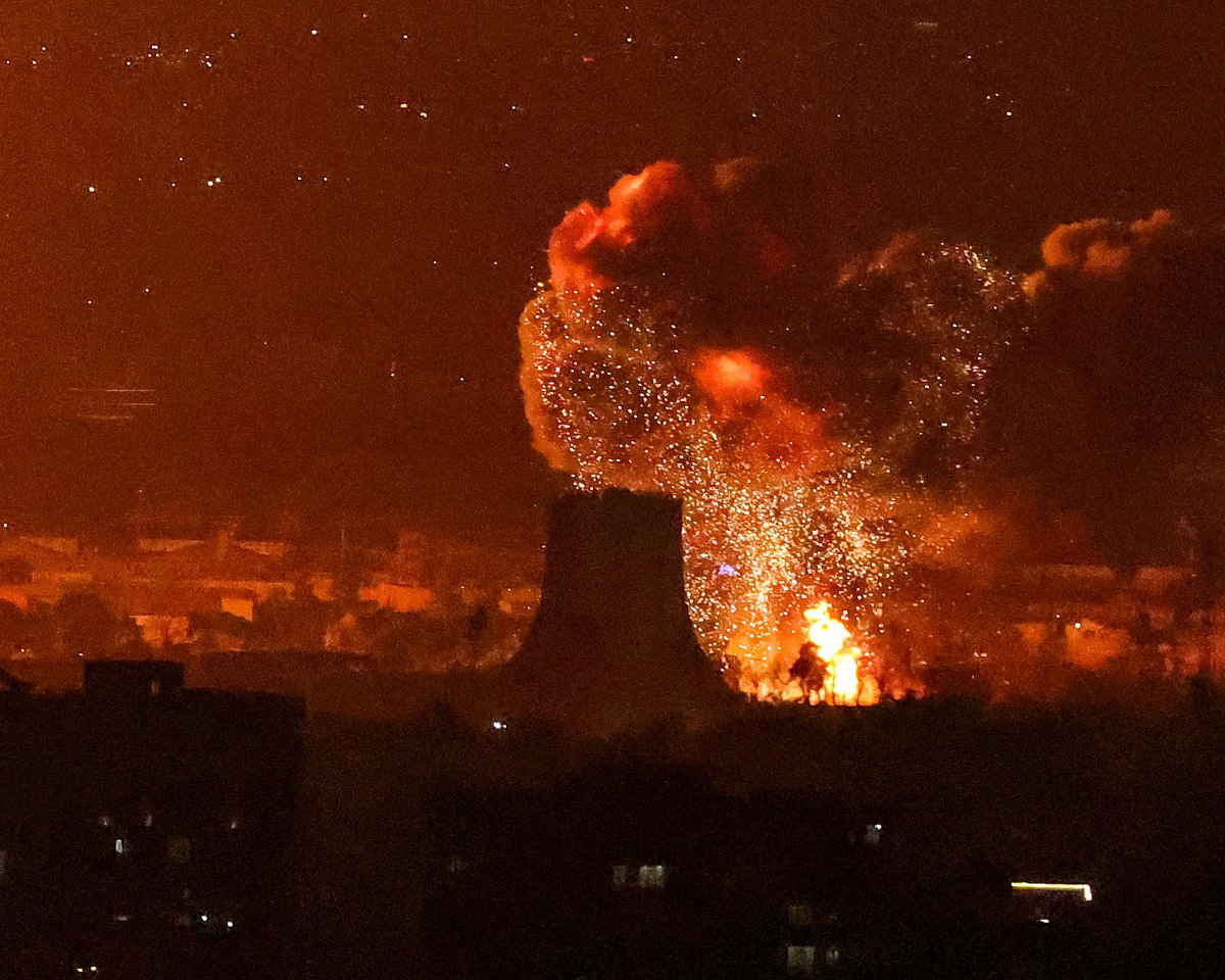 গত শনিবার রাতে তেহরানের মেহরাবাদ আন্তর্জাতিক বিমানবন্দরের পাশে আজাদি টাওয়ার এলাকায় হামলা চালানো হয়