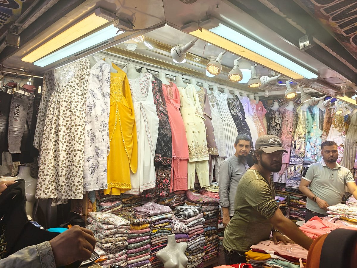 বঙ্গবাজারের ইসলামিয়া মার্কেটে পাইকারি বিক্রির জন্য সাজিয়ে রাখা কাপড়