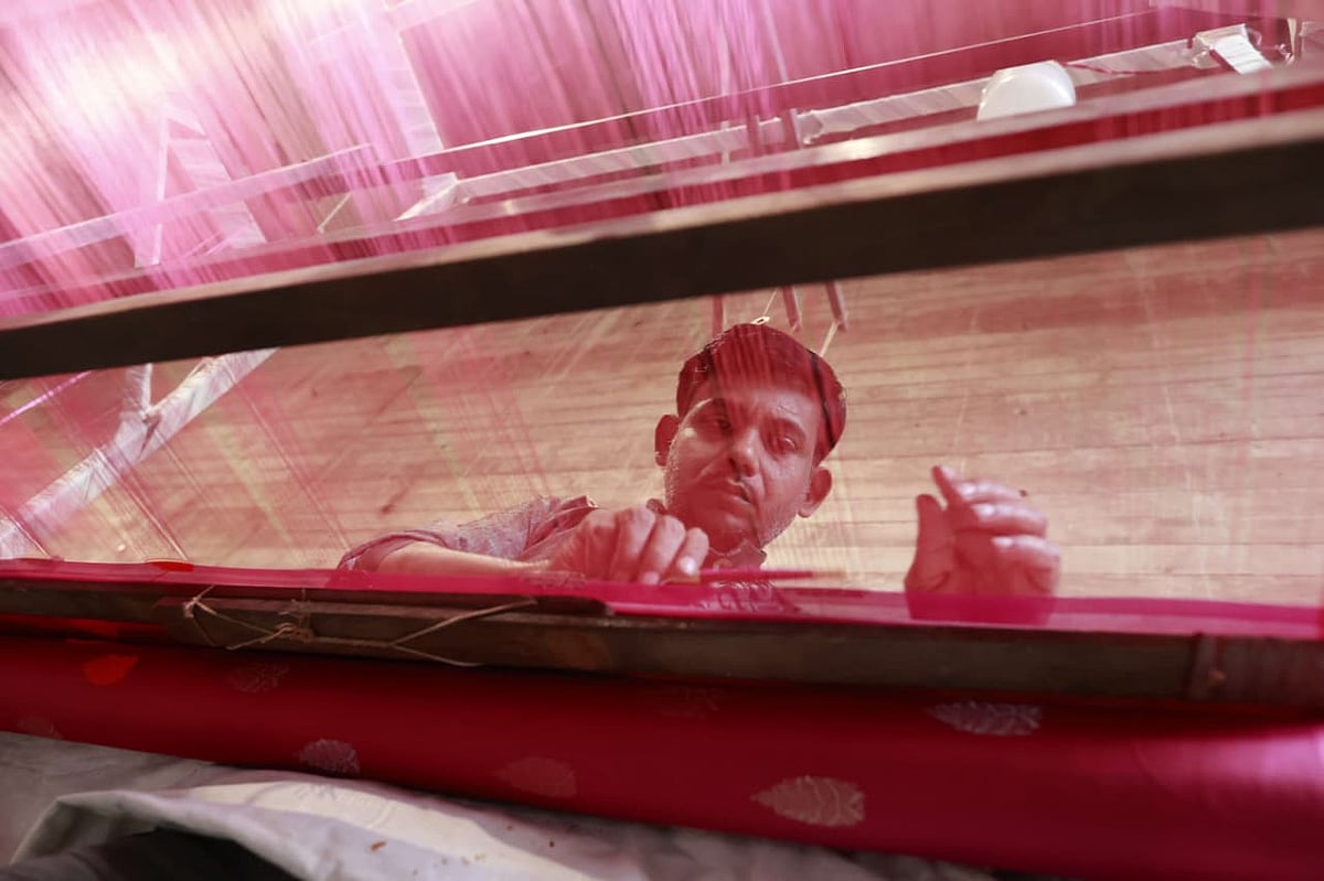 প্রদর্শনীতে এসে দর্শনার্থীরা দেখতে পাচ্ছেন কীভাবে তাঁতে কাপড় বুনন হয়।