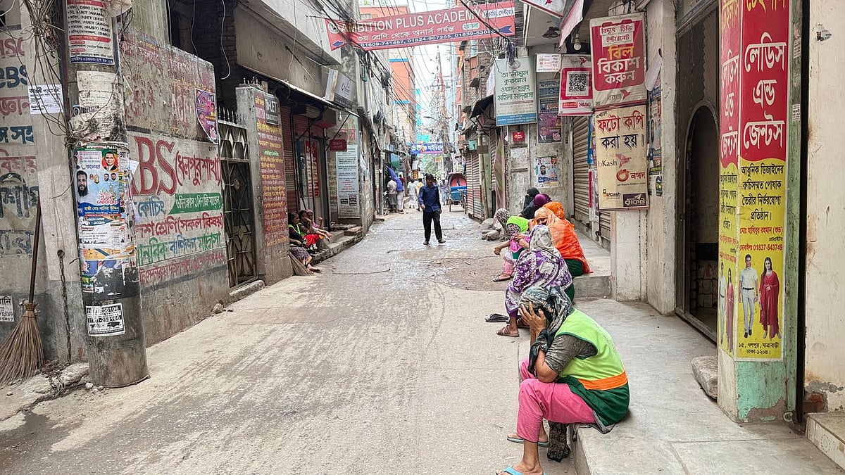 সড়ক পরিষ্কারের কাজ শেষ করে কিছু পরিচ্ছন্নতাকর্মীকে পাশেই বিশ্রাম নিতে দেখা যায়। ১৪ মার্চ