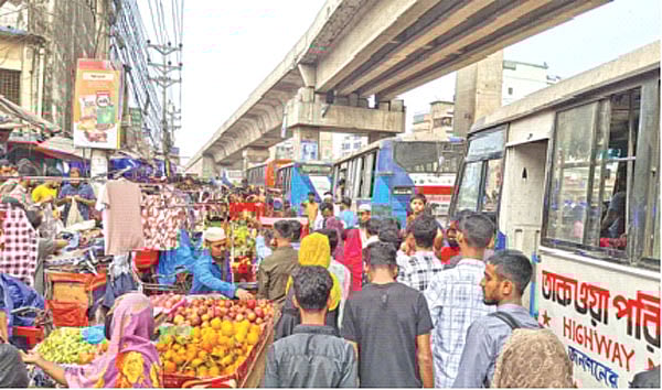 রাস্তা দখল করে বসেছে দোকান। গতকাল বিকেলে ঢাকা–ময়মনসিংহ মহাসড়কের গাজীপুর মহানগরীর চান্দনা চৌরাস্তা এলাকায়