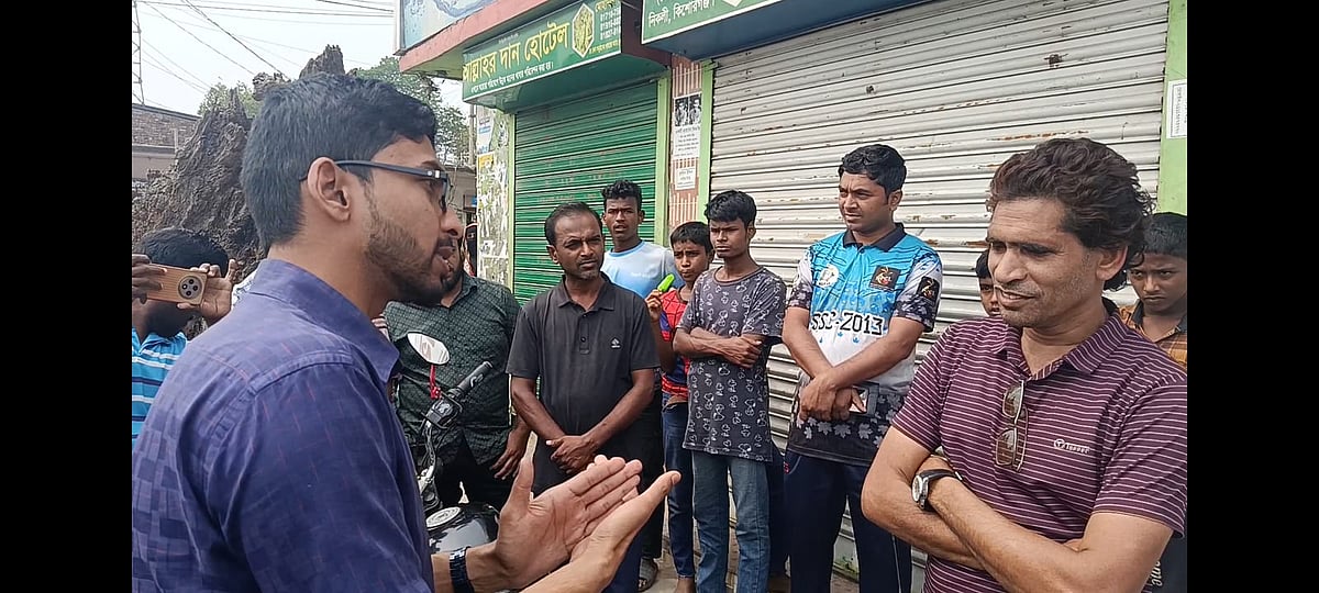 ভ্রাম্যমাণ আদালতের অভিযানের সময় নির্বাহী ম্যাজিস্ট্রেট প্রতীক দত্ত এবং সাংবাদিক আলি জামশেদ