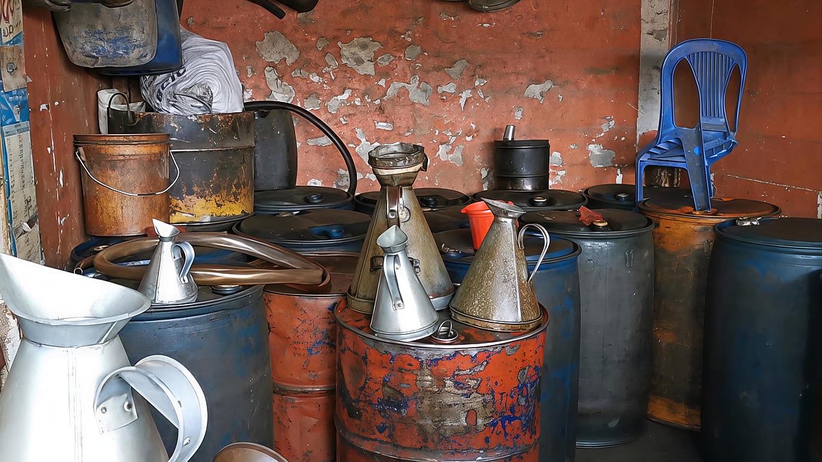 পাবনার সুজানগরে গোয়ালঘর থেকে অবৈধভাবে মজুদ করা দেড় হাজার লিটার পেট্রল ও অকটেন জব্দ করা হয়েছে। শনিবার সকালে উপজেলার চিনাখড়া বাজার এলাকায়