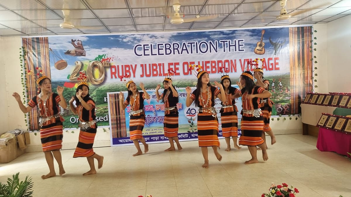 বান্দরবানের শহরতলীতে অবস্থিত হেব্রনপাড়ার ৪০ তম বর্ষপূর্তির অনুষ্ঠানে  নাচ পরিবেশন করেন বম শিল্পীরা। আজ দুপুরে তোলা
