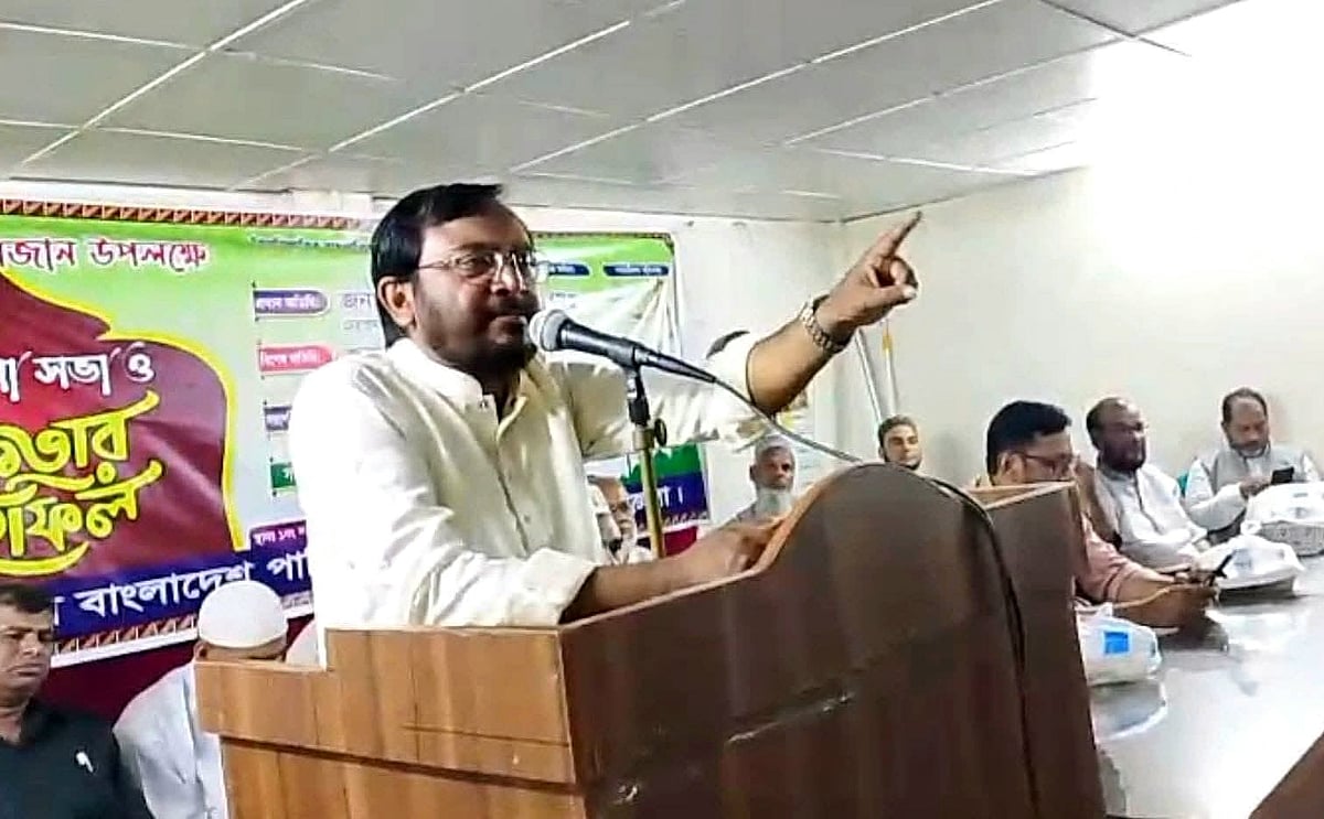 এবি পার্টির ইফতার মাহফিল ও আলোচনা সভায় দলের চেয়ারম্যান মজিবুর রহমান মঞ্জু। শনিবার বিকেলে দিনাজপুরের বিরামপুর ১নং সরকারি প্রাথমিক বিদ্যালয় মিলনায়তনে