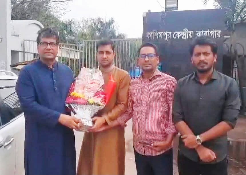 সন্ত্রাসবিরোধী আইনের একটি মামলায় তিন মাস কারাভোগের পর জামিনে মুক্তি পেয়েছেন সাংবাদিক আনিস আলমগীর (বাঁয়ে)। শনিবার দুপুর আড়াইটার দিকে গাজীপুরের কাশিমপুর কেন্দ্রীয় কারাগারের সামনে