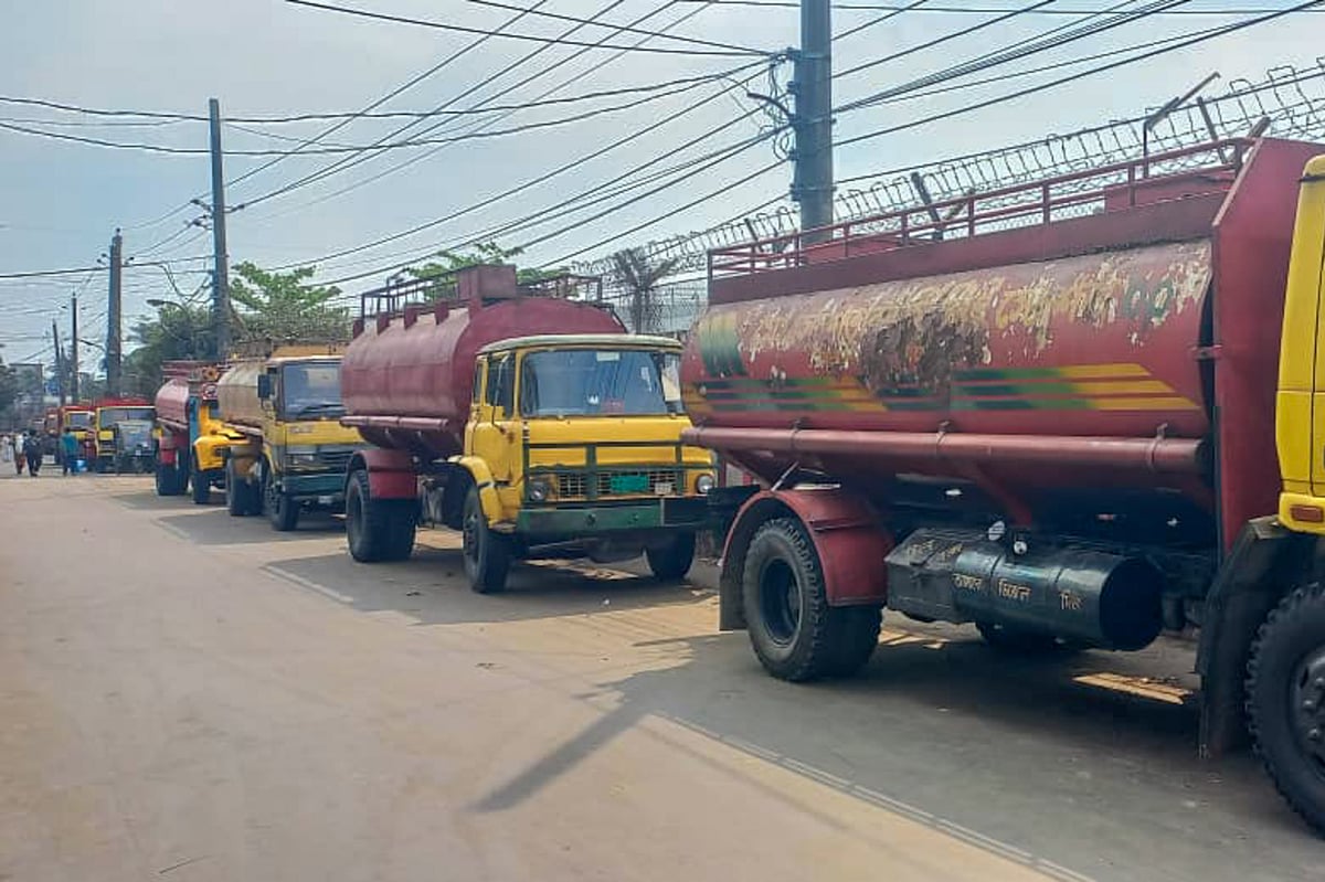 চাহিদামতো জ্বালানি তেল সরবরাহ না পাওয়ার অভিযোগে খুলনার দৌলতপুরে অবস্থিত পদ্মা, মেঘনা ও যমুনা ডিপো থেকে তেল উত্তোলন বন্ধ রেখেছেন পাম্পের মালিকেরা। তেল উত্তোলন না হওয়ায় স্থির আছে ট্যাংক-লরি। মেঘনা গেট, খুলনা, ১৪ মার্চ