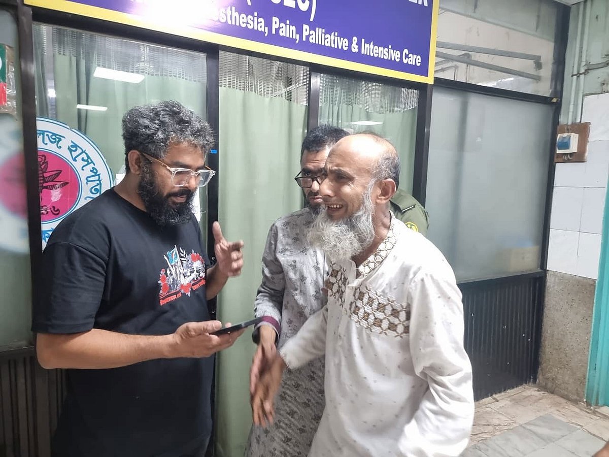 হাসপাতালের মর্গের সামনে আহাজারি করছেন রাকিব আহমেদের বাবা তারিকুল ইসলাম খোকন