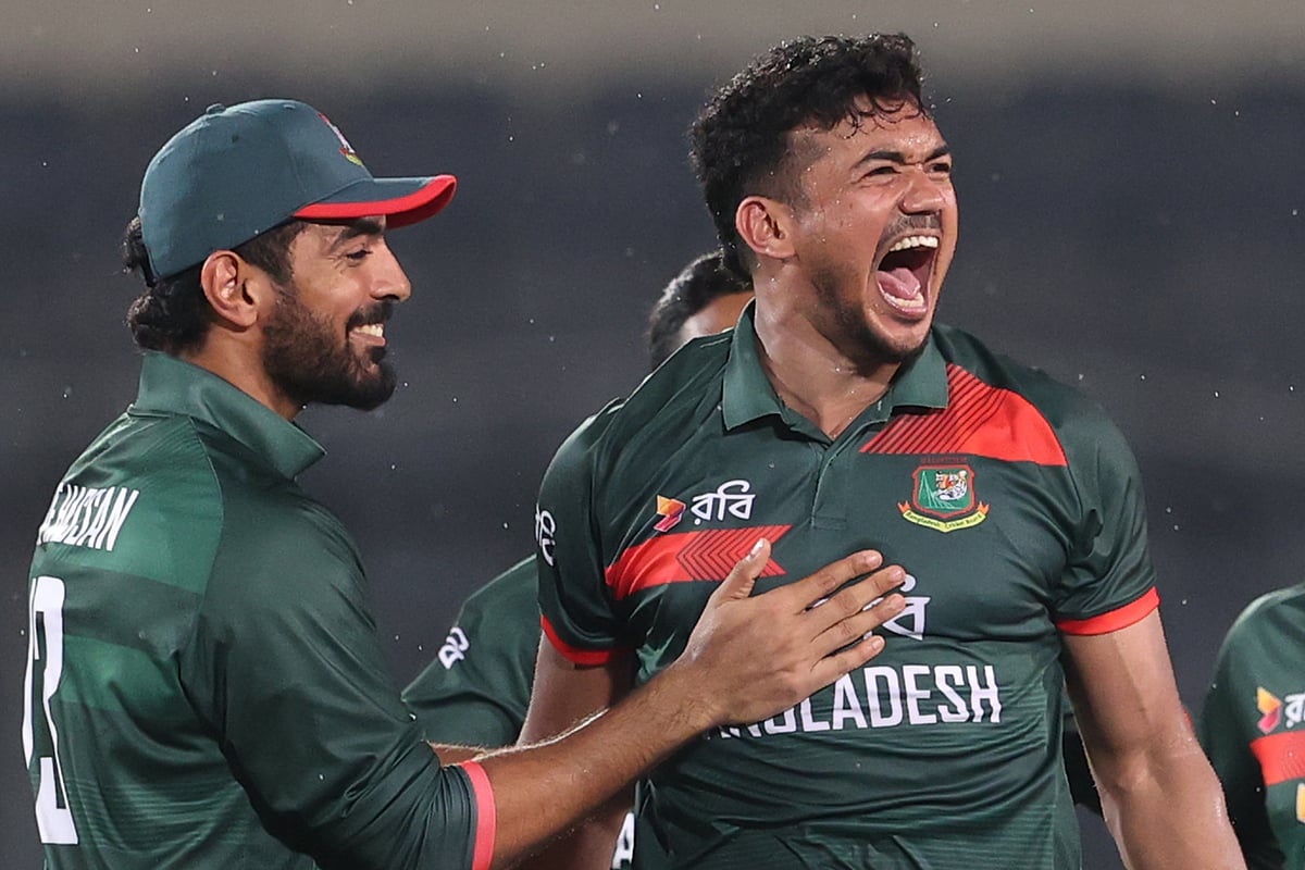 জয়ের পথে কাঁটা হয়ে দাঁড়িয়েছিলেন সালমান আগা। তাঁকে ফেরানোর পর তাসকিন আহমেদের (ডানে) তাই এমন উল্লাসে ফেটে পড়া। কাল মিরপুরে পাকিস্তানের বিপক্ষে শেষ ওয়ানডেতে