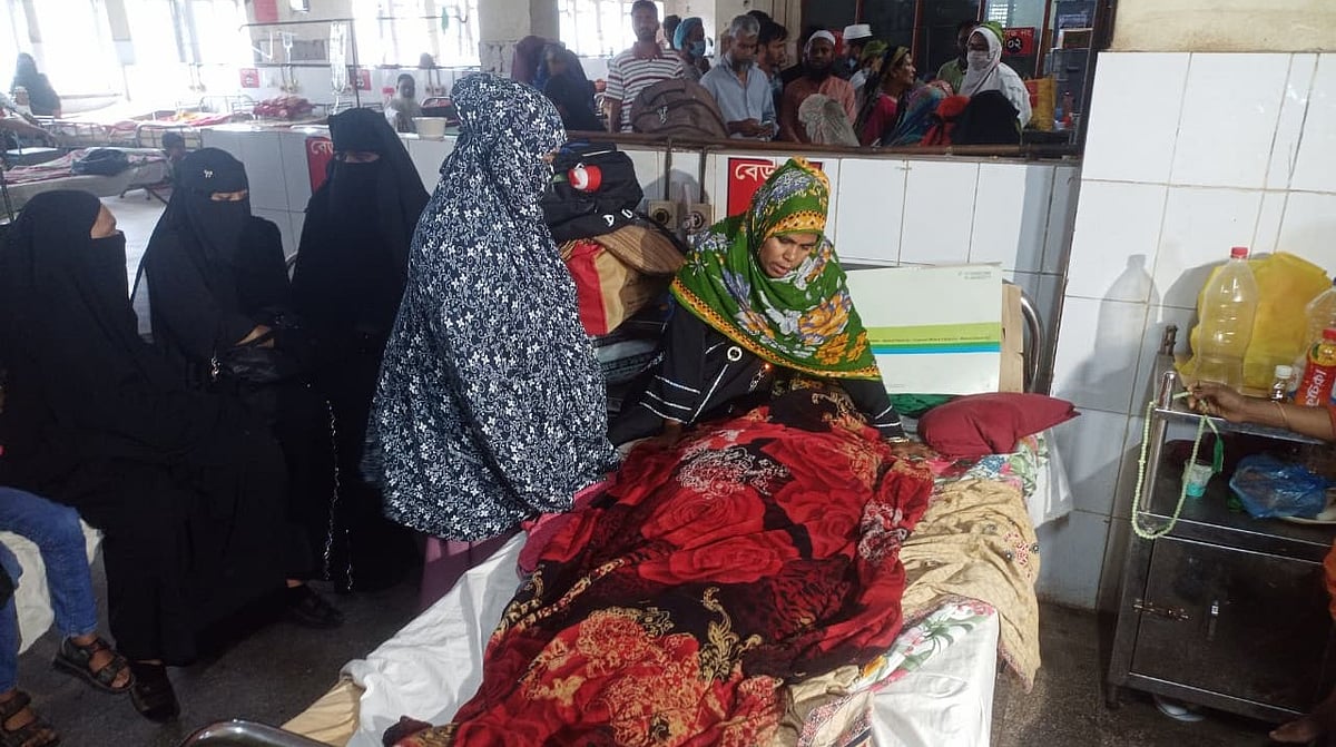 অ্যানেসথেসিয়া দেওয়ার পর পরই মারা যাওয়া শেফালি বেগমের পাশে স্বজনদের আহাজারি। রোববার দুপুরে বরিশালের শের–ই-বাংলা মেডিকেল কলেজ হাসপাতালে