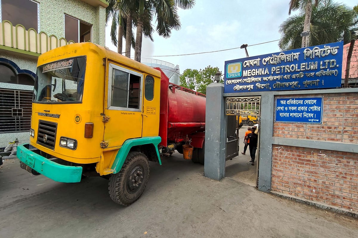 ডিপো থেকে তেল নিয়ে বের হচ্ছে ট্যাংকলরি। আজ রোববার দুপুরে খুলনার দৌলতপুরে মেঘনা পেট্রালিয়ামের ডিপোর সামনে