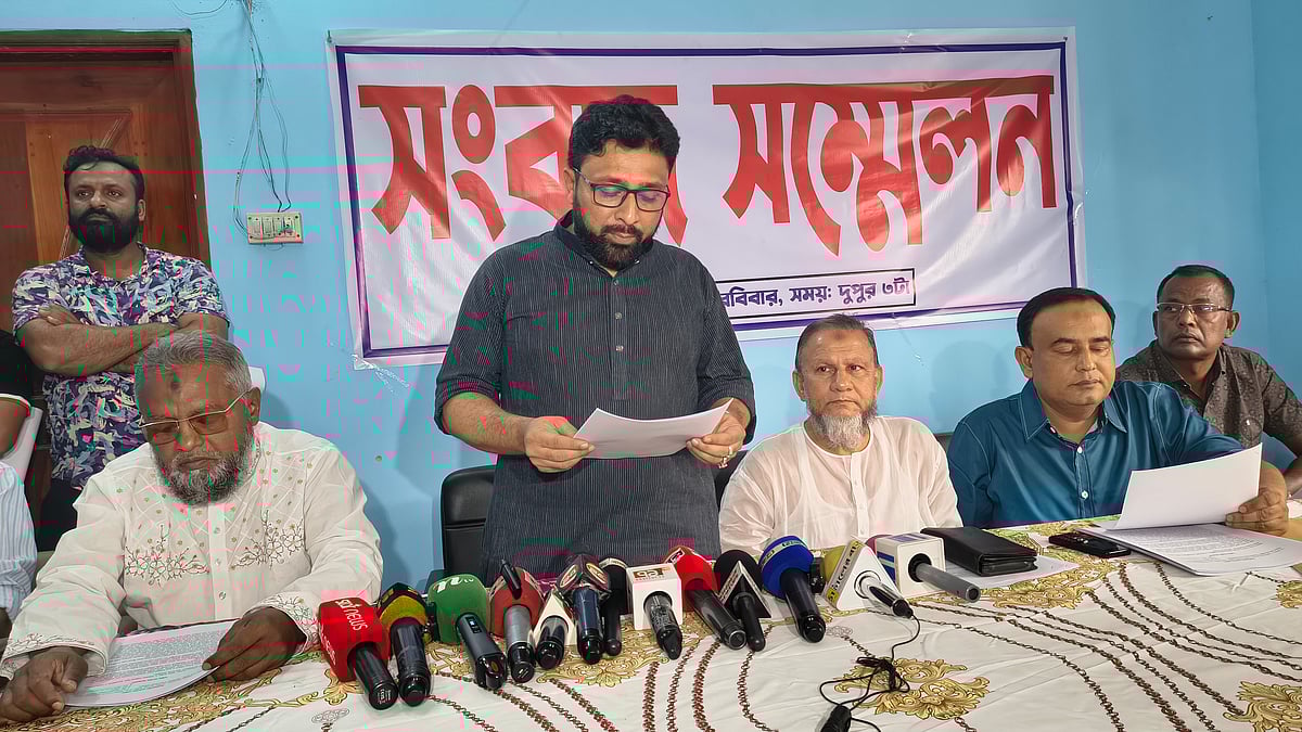 যশোর-২ (ঝিকরগাছা-চৌগাছা) আসনে বিএনপির পরাজিত প্রার্থী সাবিরা সুলতানার বিরুদ্ধে দলীয় অনৈক্য সৃষ্টির অভিযোগ তুলে যৌথ সংবাদ সম্মেলন করেন দুই উপজেলা বিএনপির নেতারা। রোববার দুপুরে ঝিকরগাছা প্রেসক্লাব মিলনায়তনে