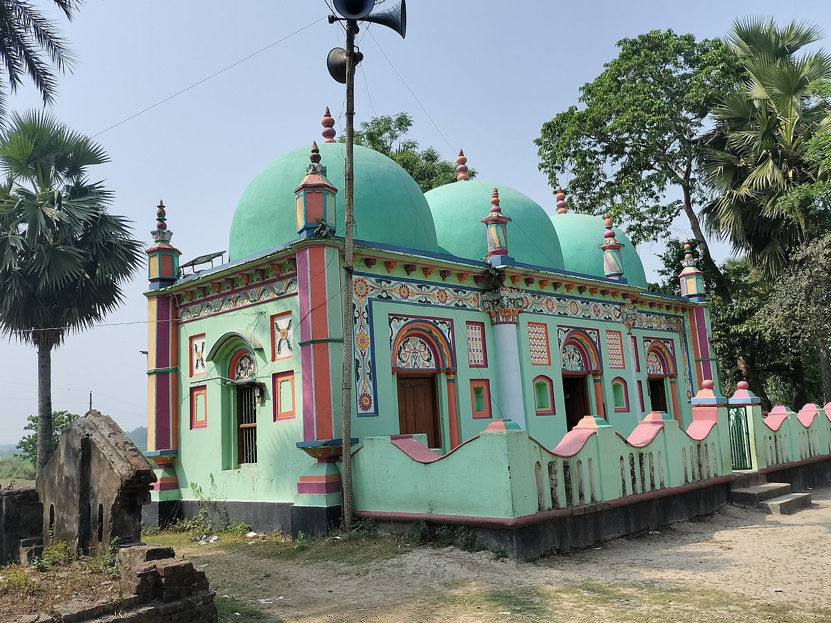 প্রায় দেড় শ বছরের পুরোনো বারুহাঁস চৌধুরীবাড়ি মসজিদ সৌন্দর্য ছড়িয়ে টিকে আছে। সম্প্রতি সিরাজগঞ্জের তাড়াশ উপজেলার বারুহাঁস গ্রামের জমিদারবাড়িতে তোলা