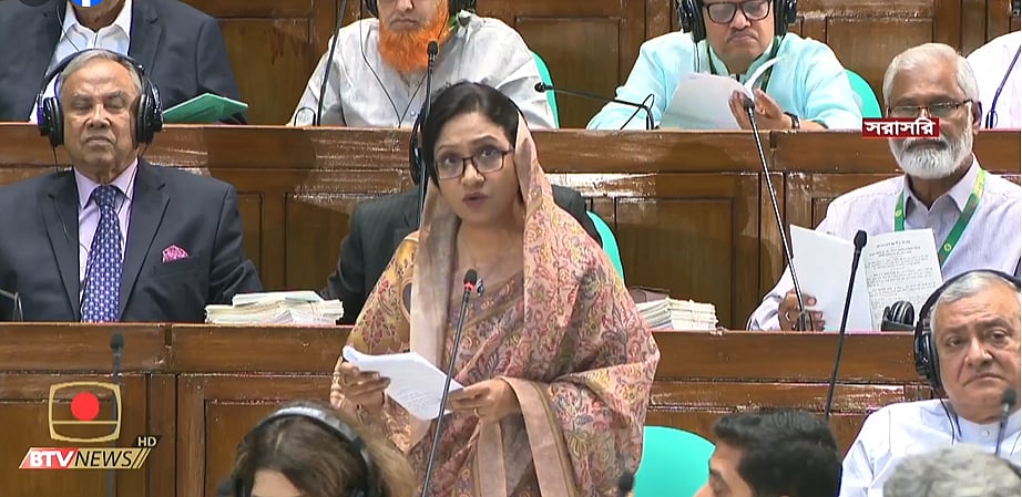 সংসদে বক্তব্য দিচ্ছেন সমাজকল্যাণ প্রতিমন্ত্রী ফারজানা শারমীন। আজ রোববার জাতীয় সংসদে