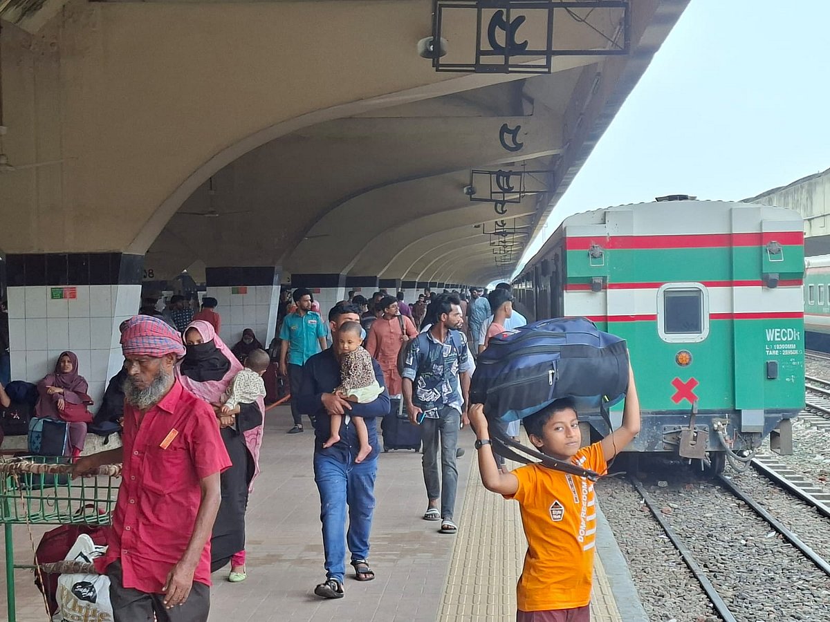 ঈদযাত্রার তৃতীয় দিনে কমলাপুর রেলস্টেশনে ঘরমুখী মানুষের ভিড় বেড়েছে। আজ রোববার সকালে কমলাপুর রেলস্টেশনে