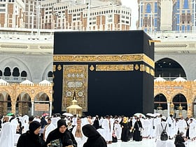 ইবনে মারওয়ানের ক্ষমতা গ্রহণ, কাবার গিলাফ পরিবর্তনের সূচনা