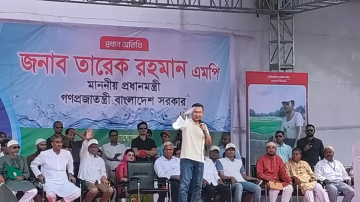 খাল খনন কর্মসূচি শেষে জনসভায় বক্তব্য দেন প্রধানমন্ত্রী তারেক রহমান। আজ সোমবার দুপুরে দিনাজপুরের কাহারোল উপজেলার বলরামপুর এলাকায়