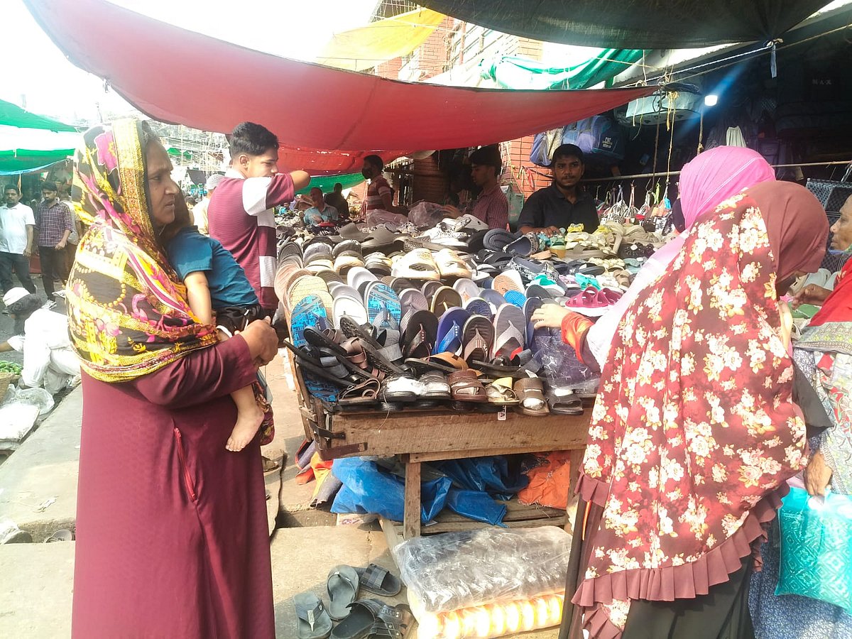 ছোট শিশুর জন্য কারওয়ান বাজারে জুতা কিনছে এই পরিবার। গতকাল রোববার কারওয়ান বাজারে