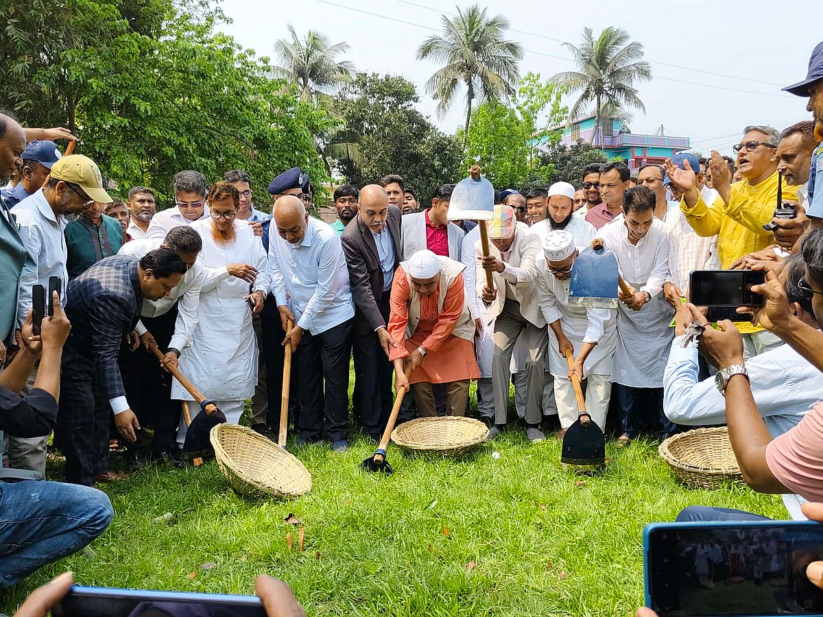 কুষ্টিয়ার খোকসার মোড়াগাছায় খাল পুনখনন কাজের উদ্বোধন করেন আইনমন্ত্রী আসাদুজ্জামান (ক্যাপ পরা)। সোমবার দুপুরে তোলা