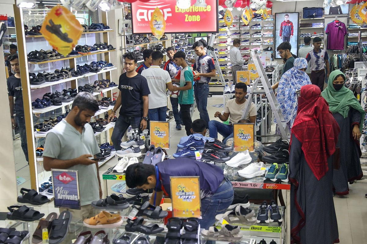 ঈদ উপলক্ষে জুতা কিনতে এসেছেন ক্রেতারা। গতকাল রাজধানীর এলিফ্যান্ট রোডে