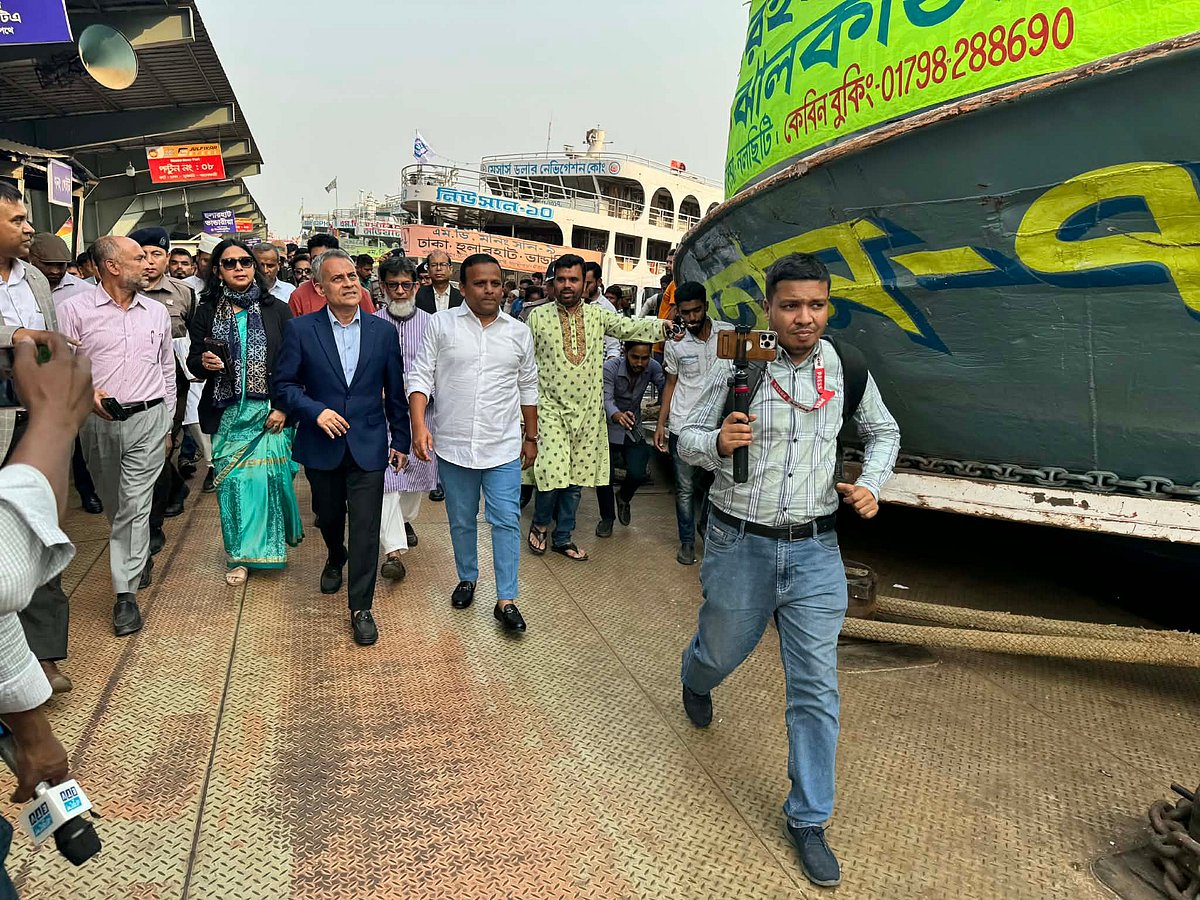 ঢাকার সদরঘাট লঞ্চ টার্মিলাল পরিদর্শন করেছেন নৌপরিবহন মন্ত্রণালয়ের মন্ত্রী শেখ রবিউল আলম। আজ সোমবার দুপুরে