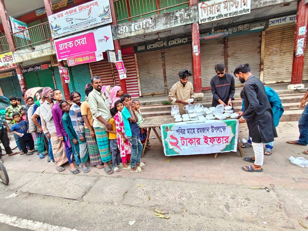 দরিদ্র মানুষদের মধ্যে ইফতার বিতরণ করা হচ্ছে। সম্প্রতি রাজবাড়ী সরকারি উচ্চবিদ্যালয়ের পাশে