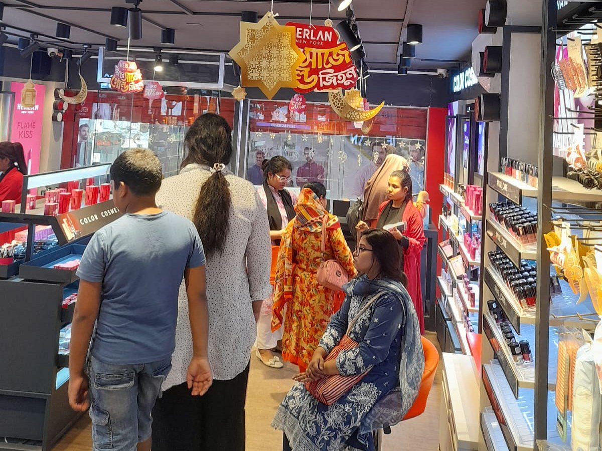 রিটেইল চেইন হারল্যান স্টোরের ঢাকার বেইলি রোডের আউটলেট
