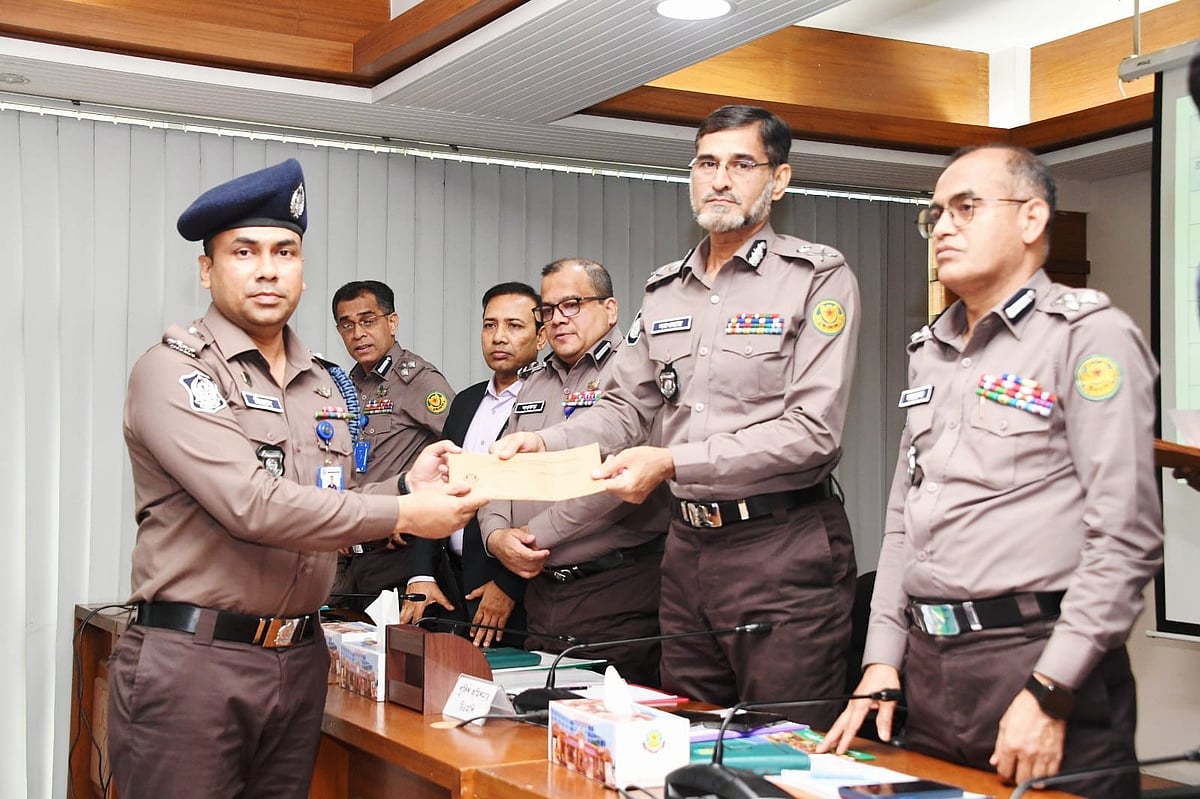 ডিএমপির বিভিন্ন পদমর্যাদার কর্মকর্তাদের পুরস্কৃত করেছেন ঢাকা মেট্রোপলিটন পুলিশ কমিশনার (ভারপ্রাপ্ত) মো. সরওয়ার। আজ বৃহস্পতিবার ডিএমপি হেডকোয়ার্টার্সের সম্মেলনকক্ষে