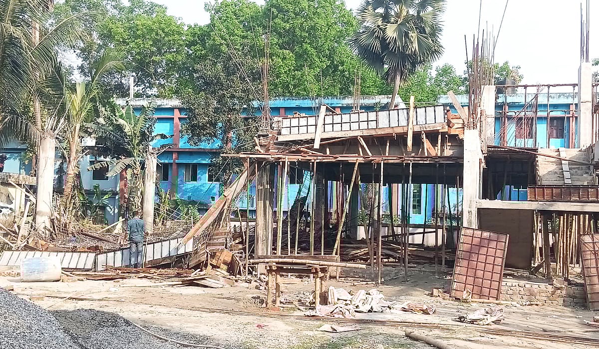 ইসলামপুর থানার নির্মাণাধীন নতুন ভবনের ছাদ ধসে পড়ে। আজ সোমবার বিকেলে জামালপুরের ইসলামপুর থানা চত্বরে