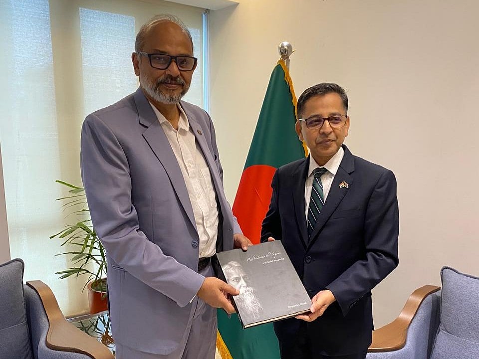 অর্থ ও পরিকল্পনা মন্ত্রণালয়ের দায়িত্বে নিয়োজিত প্রধানমন্ত্রীর উপদেষ্টা রাশেদ আল মাহমুদ তিতুমীরের সঙ্গে ঢাকায় নিযুক্ত ভারতের হাইকমিশনার প্রণয় ভার্মা। আজ সোমবার সচিবালয়ে