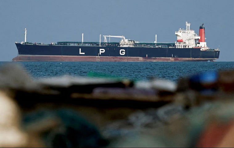 হরমুজ প্রণালি দিয়ে জাহাজ চলাচল বন্ধ হয়ে যাওয়ায় নোঙর করে আছে এলপিজি গ্যাসবাহী একটি ট্যাংকার