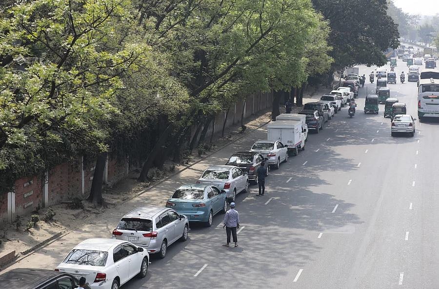 জ্বালানি তেলের জন্য গাড়ির দীর্ঘ লাইন