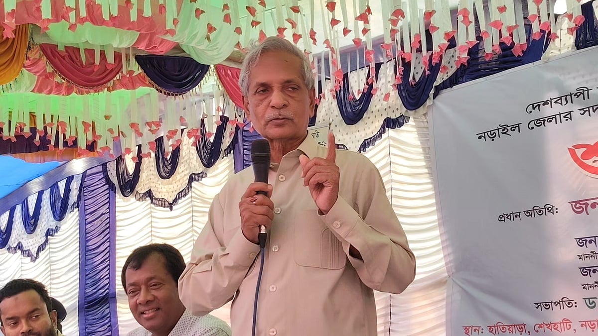 নড়াইলে খাল খননকাজের উদ্বোধনী অনুষ্ঠানে বক্তব্য দেন সংস্কৃতিমন্ত্রী নিতাই রায় চৌধুরী। সোমবার সদর উপজেলার হাতিয়াড়া এলাকায়