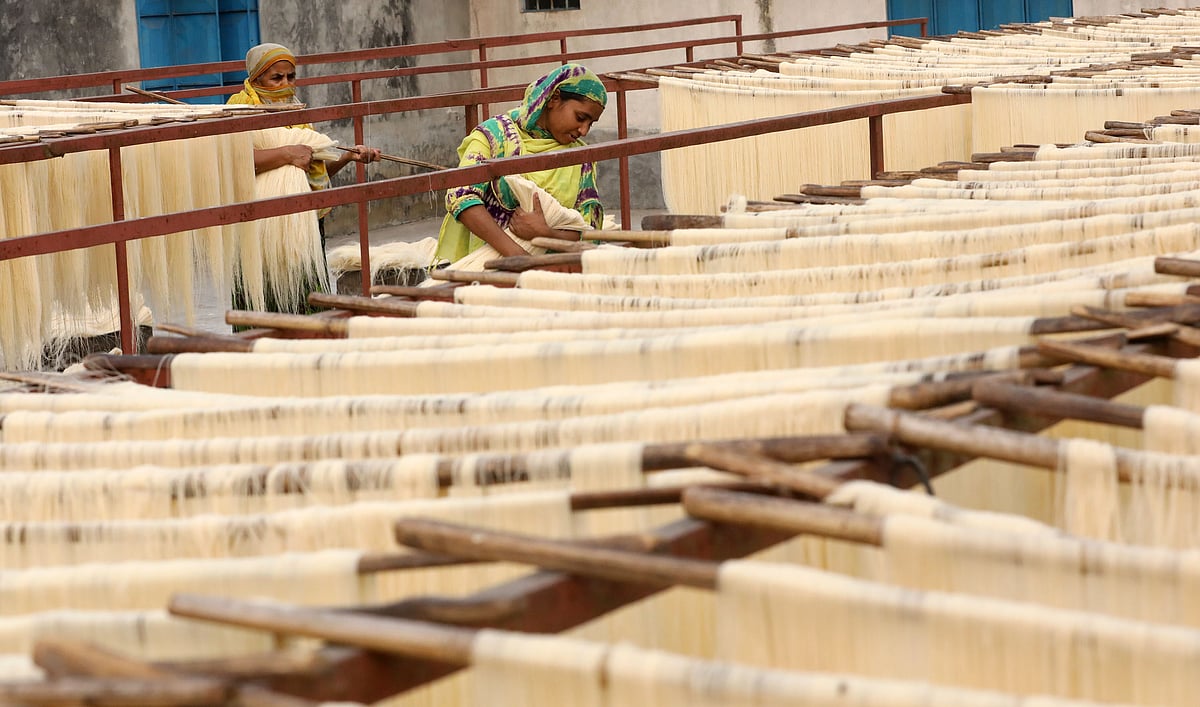 ঈদের আগে বগুড়ার সেমাইপল্লিতে শুকাতে দেওয়া চিকন সেমাই