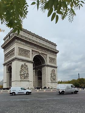 প্যারিস ভ্রমণ: আমার দেখা শঁজে লিজের আলো আর ডায়ানার নীরব ছায়া  