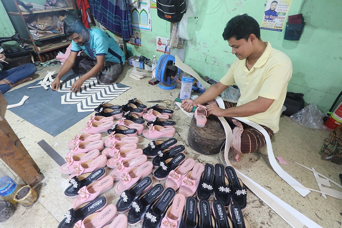 পুরো রোজার মাসে ব্যস্ত সময় কাটে চট্টগ্রামের স্থানীয় জুতা তৈরির কারখানার কারিগরদের। সম্প্রতি নগরের পূর্ব মাদারবাড়ী মালুম লেনে