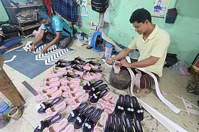 ঈদের ভরসায় টিকে আছে হাতে তৈরির জুতার কারখানা