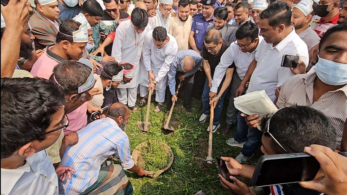 নরসিংদীর মনোহরদী উপজেলার মহিষাখালী খাল খনন কাজের উদ্বোধন করেছেন স্বাস্থ্যমন্ত্রী সরদার মো. সাখাওয়াত হোসেনসহ জেলার সব সংসদ সদস্যরা। সোমবার দুপুরে উপজেলার কাচিকাটা ইউনিয়নের মির্জাপুর গ্রামে