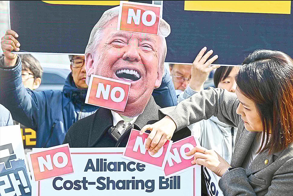 হরমুজ প্রণালিতে সেনা পাঠাতে দক্ষিণ কোরিয়ার প্রতি আহ্বান জানিয়েছেন মার্কিন প্রেসিডেন্ট ডোনাল্ড ট্রাম্প। এর প্রতিবাদে গতকাল দেশটির রাজধানী সিউলে বিক্ষোভ