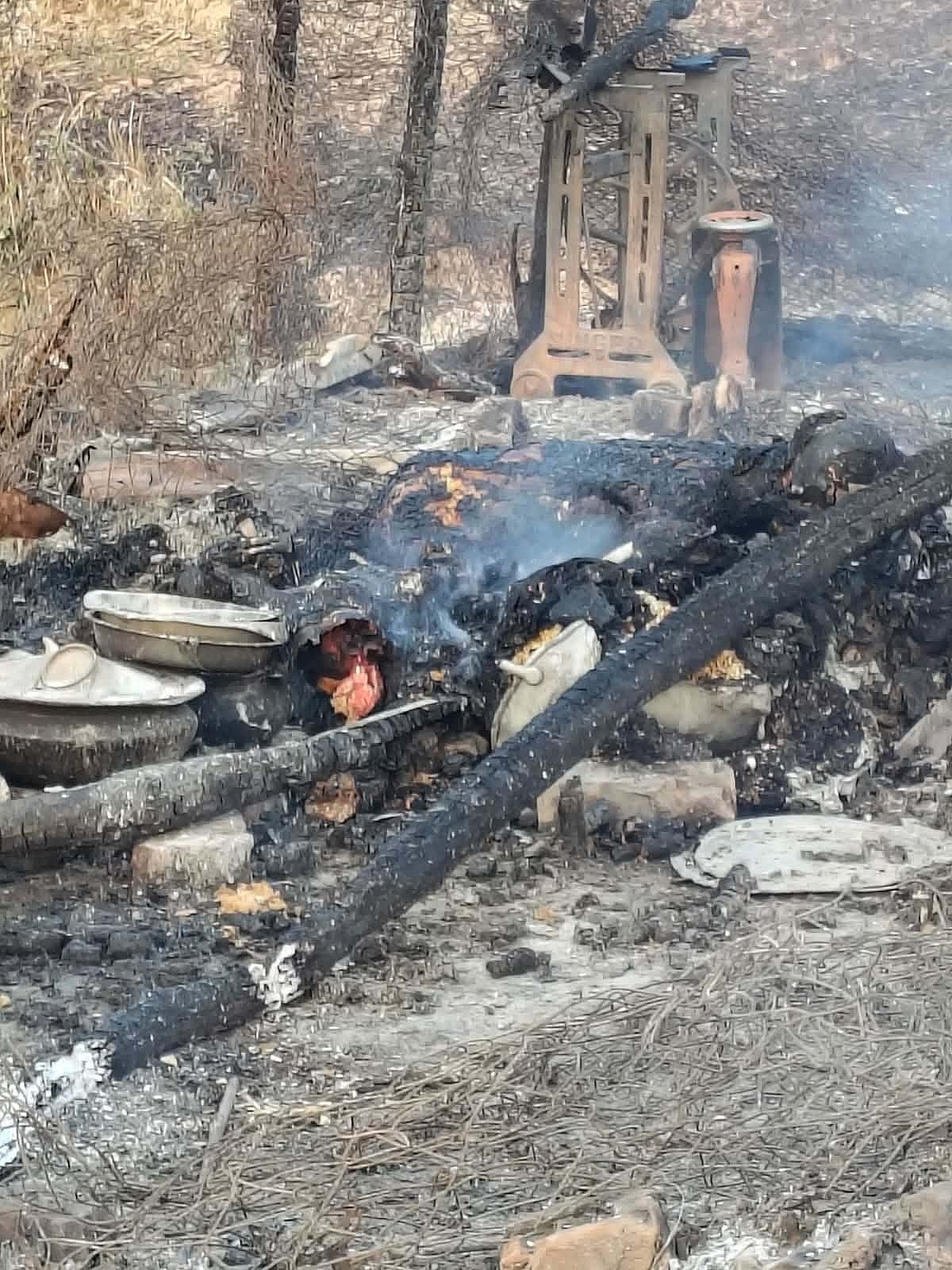 চট্টগ্রামের বাঁশখালীতে আগুনে পুড়ে যাওয়া বসতঘর