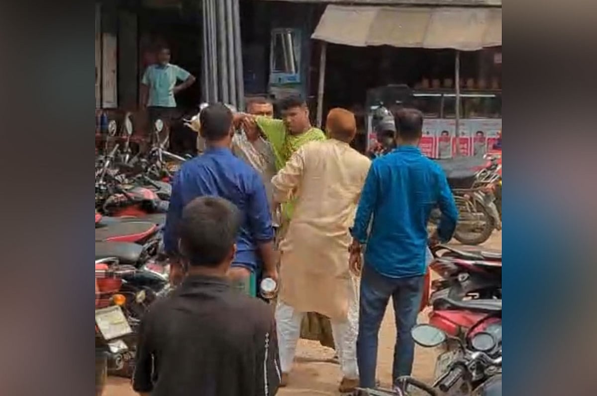 রাজশাহীর বাগমারায় ভিজিএফের চাল নিতে এসে হামলার শিকার হন তরুণ সিরাজুল ইসলাম। ভবানীগঞ্জ পৌর বিএনপির সভাপতিকে মারতে দেখা যায় তরুণকে। গতকাল রোববার দুপুরে