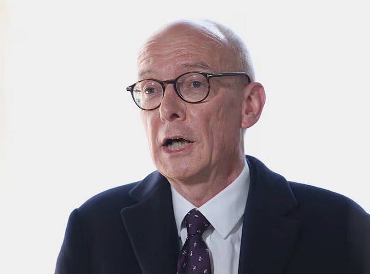 যুক্তরাজ্যের শ্রম ও অবসরবিষয়ক মন্ত্রী প্যাট ম্যাকফাডেন