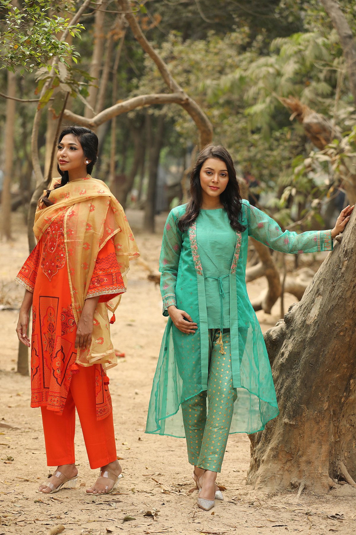 এ ধরনের পোশাকের সুবিধা হলো তিনটি জিনিসই অন্য পোশাকের সঙ্গে অদলবদল করে পরা সম্ভব